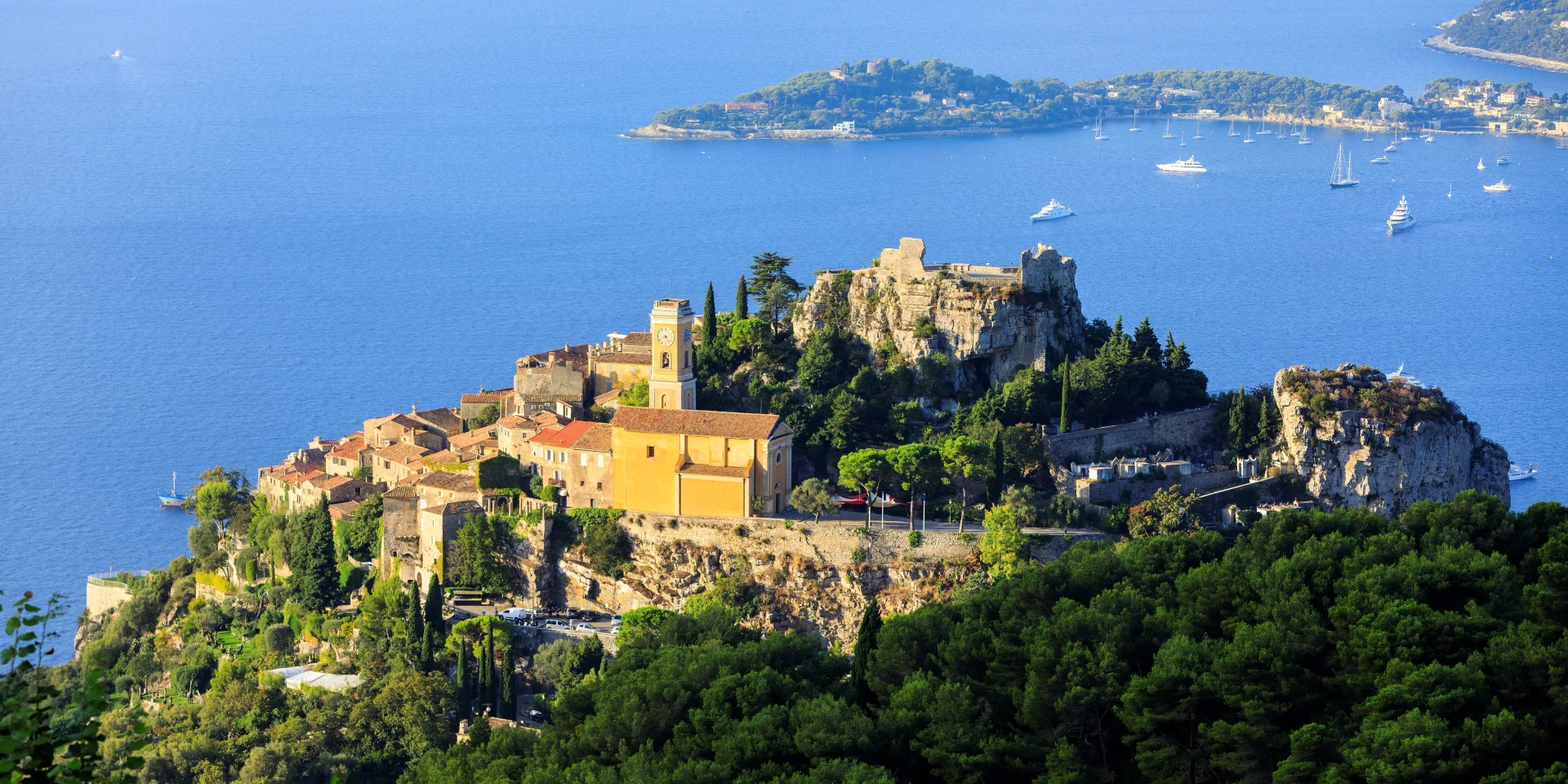Vue d’Èze (Alpes-Maritimes) – village perché sur la Côte d’Azur