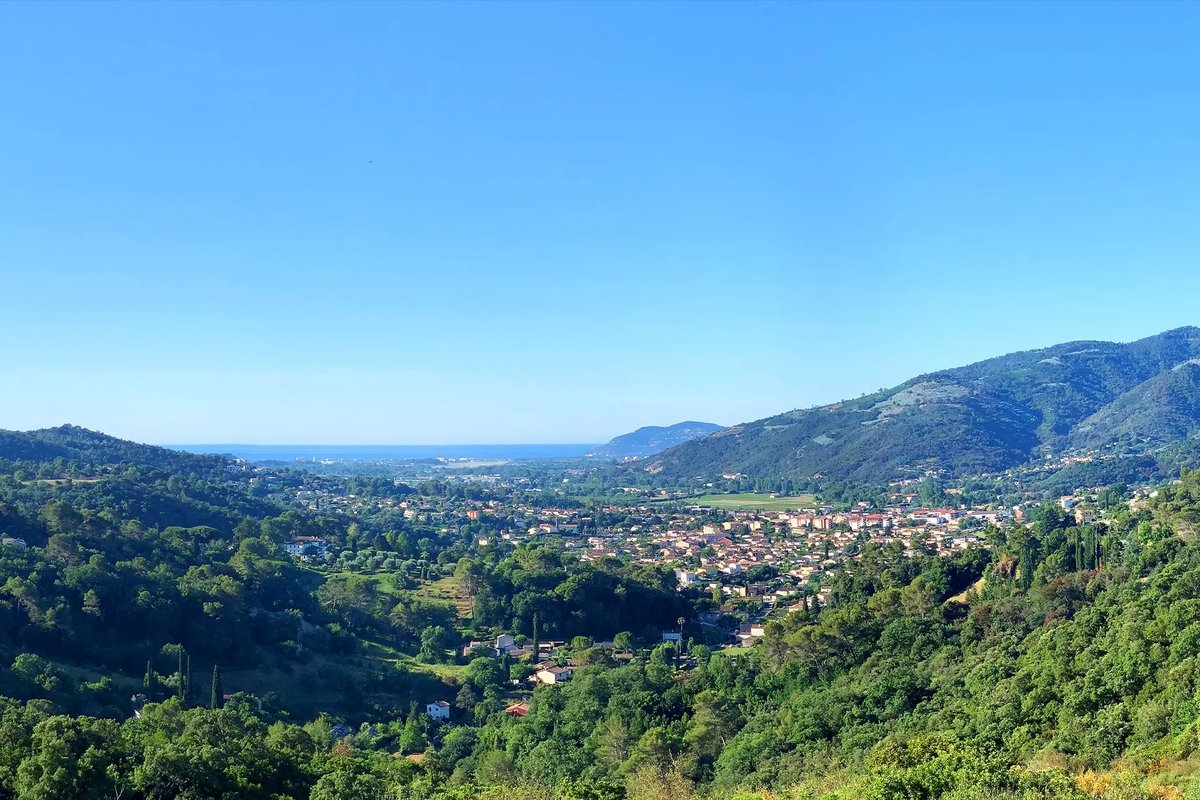 Vue panoramique de Pégomas – vallée de la Siagne et collines du Pays de Grasse