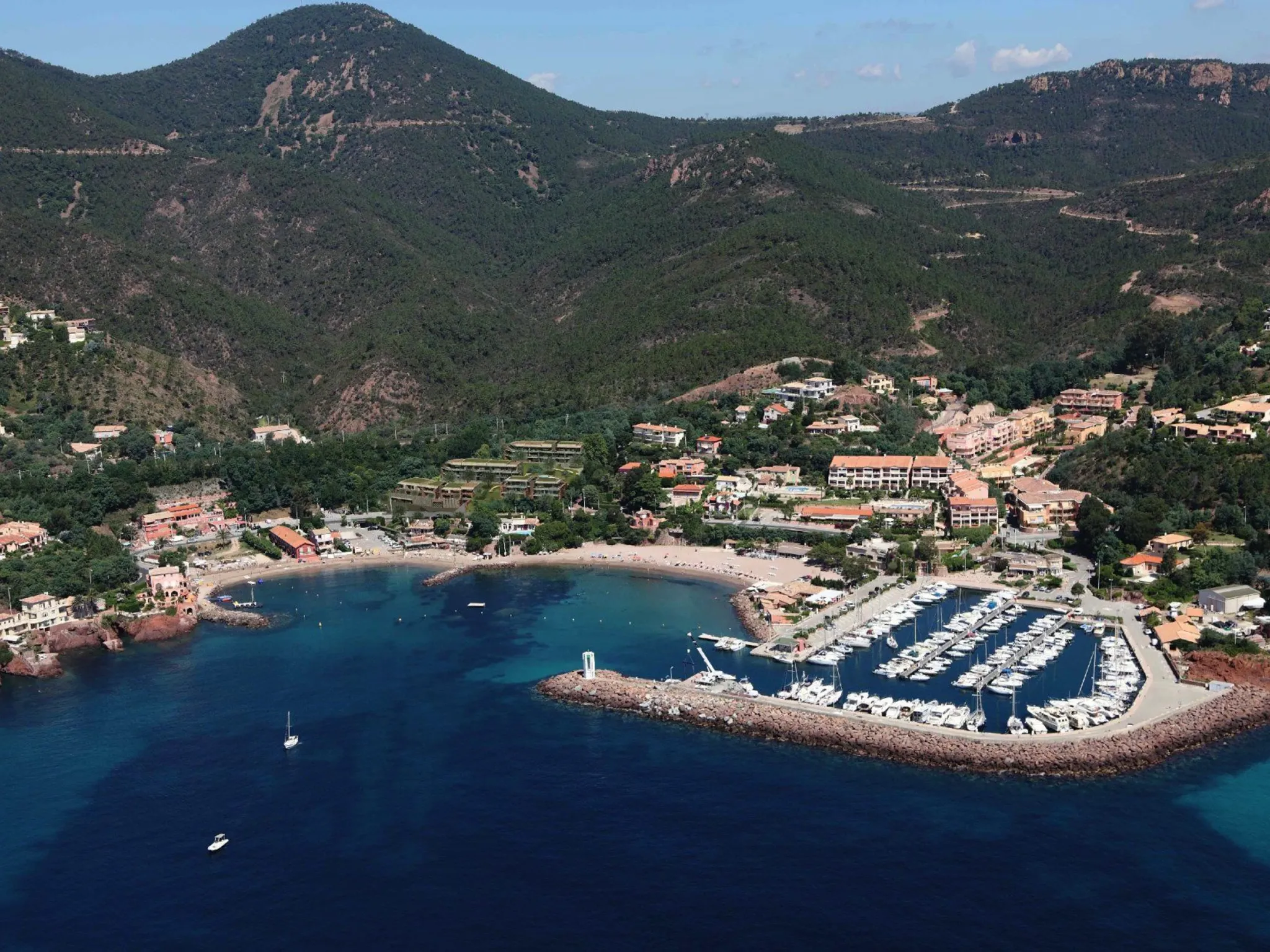 Théoule-sur-Mer sur la Côte d’Azur, vue du littoral